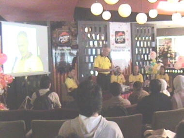 Pizza hut lagi sewa proyektor, handycam, sound system, lighting juga dll